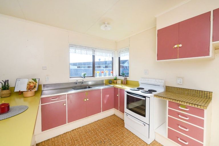 Photo of property in 18 Westmere Place, Takaro, Palmerston North, 4412