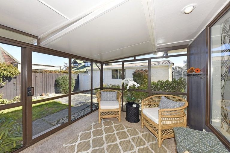 Photo of property in 2/23 Broadfell Avenue, Avonhead, Christchurch, 8042