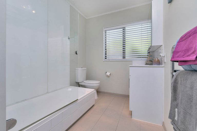 Photo of property in 1/38 Sailfish Drive, West Harbour, Auckland, 0618