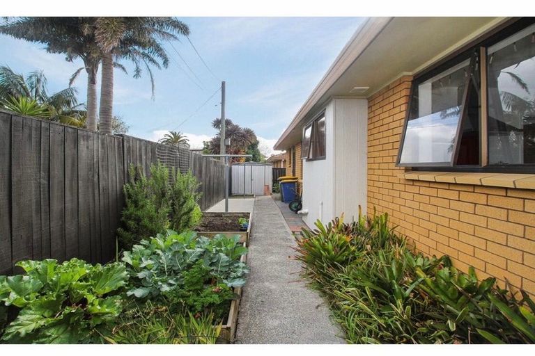Photo of property in 1/470 Te Atatu Road, Te Atatu Peninsula, Auckland, 0610