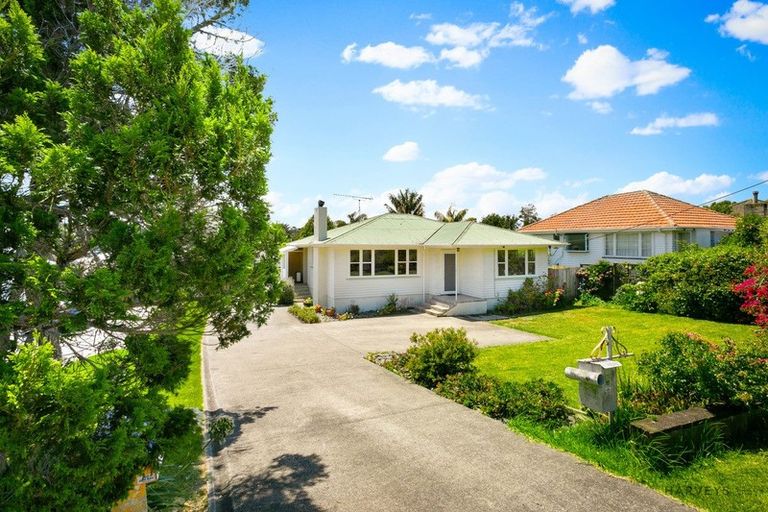 Photo of property in 15 Cliff View Drive, Green Bay, Auckland, 0604