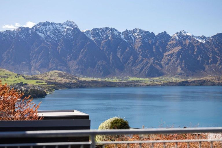 Photo of property in 6 Whitbourn Place, Fernhill, Queenstown, 9300