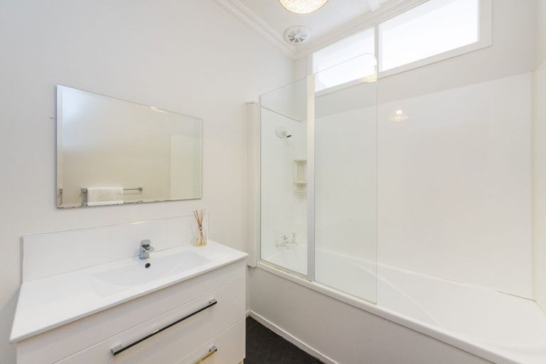 Photo of property in 15 Kingswood Street, Takaro, Palmerston North, 4412