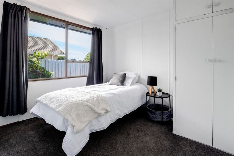 Photo of property in 8a Queenspark Drive, Parklands, Christchurch, 8083