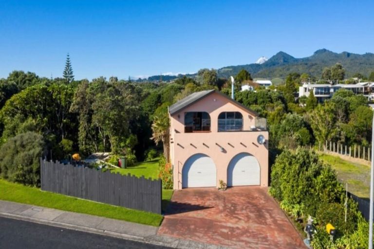 Photo of property in 10 Messenger Terrace, Oakura, 4314