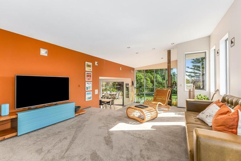 Photo of property in 21 Paekakariki Hill Road, Pauatahanui, Porirua, 5381