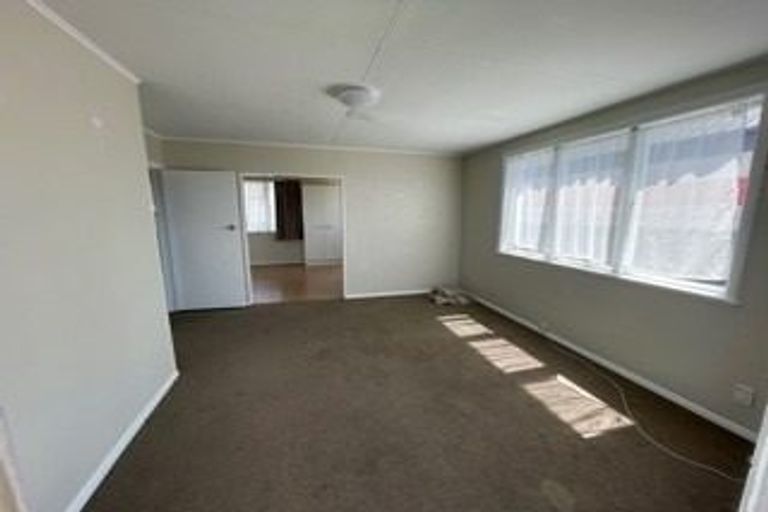 Photo of property in 1/47 Luckens Road, West Harbour, Auckland, 0618
