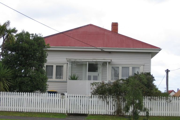 Photo of property in 1/37 Beach Haven Road, Beach Haven, Auckland, 0626