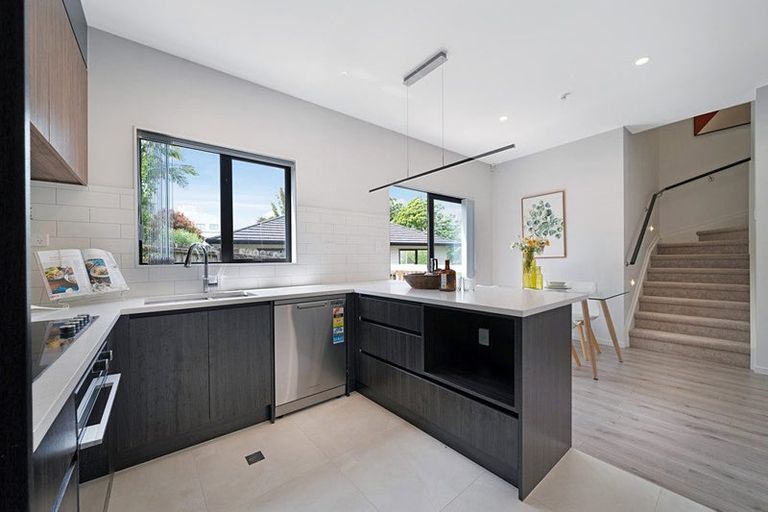 Photo of property in 8/105 Hobsonville Road, West Harbour, Auckland, 0618