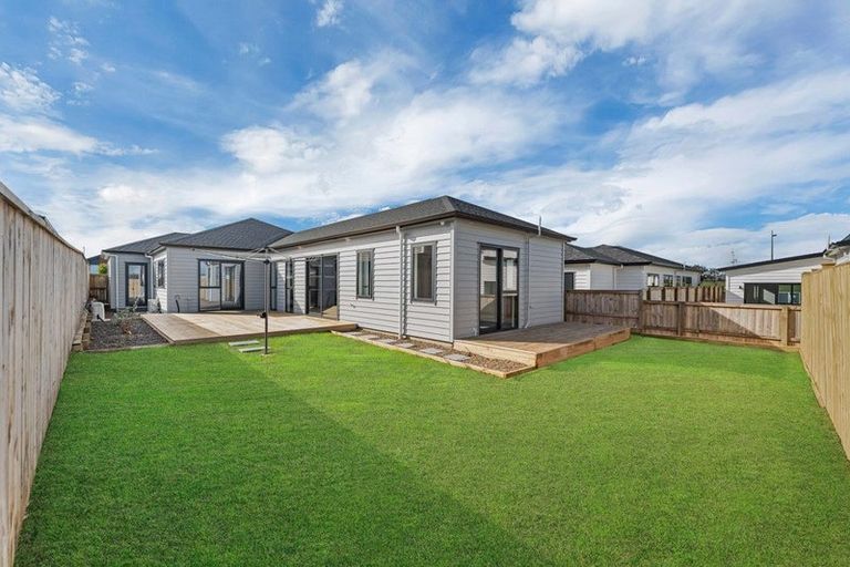 Photo of property in 31 Korowhiti Road, Clarks Beach, 2122