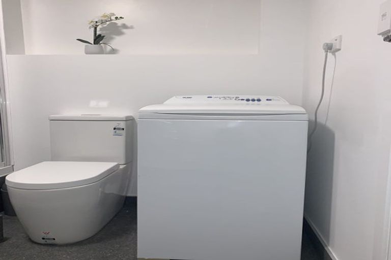 Photo of property in 111 Pupuke Road, Northcote, Auckland, 0627