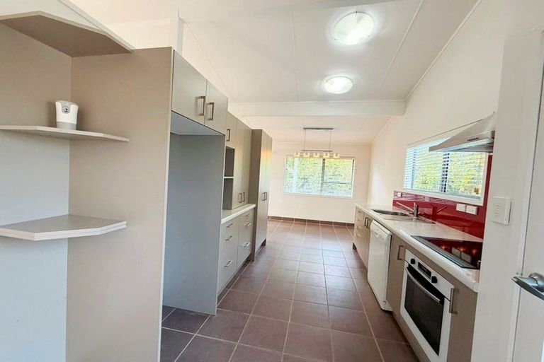 Photo of property in 13 Jenanne Place, Totara Vale, Auckland, 0629