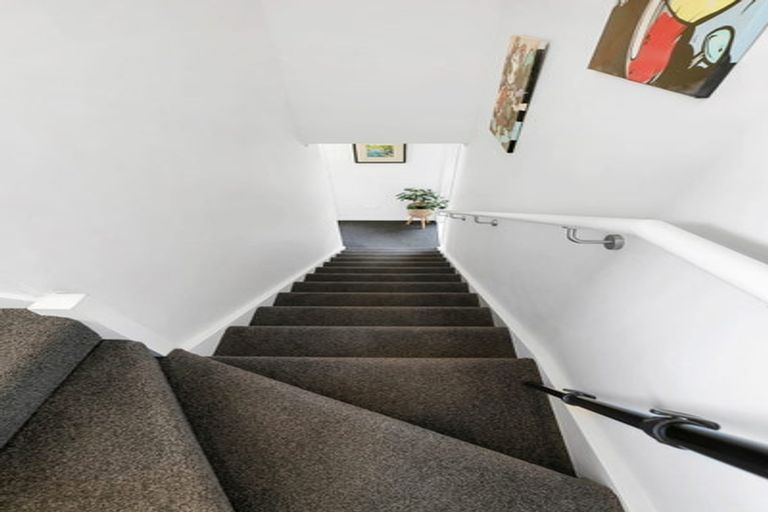 Photo of property in 2 Ara Paripari, Tawa, Wellington, 5028