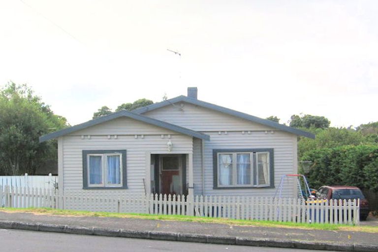 Photo of property in 28 Tahi Terrace, Glen Eden, Auckland, 0602