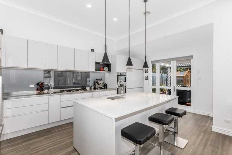 Photo of property in 21 Farm Road, Northland, Wellington, 6012