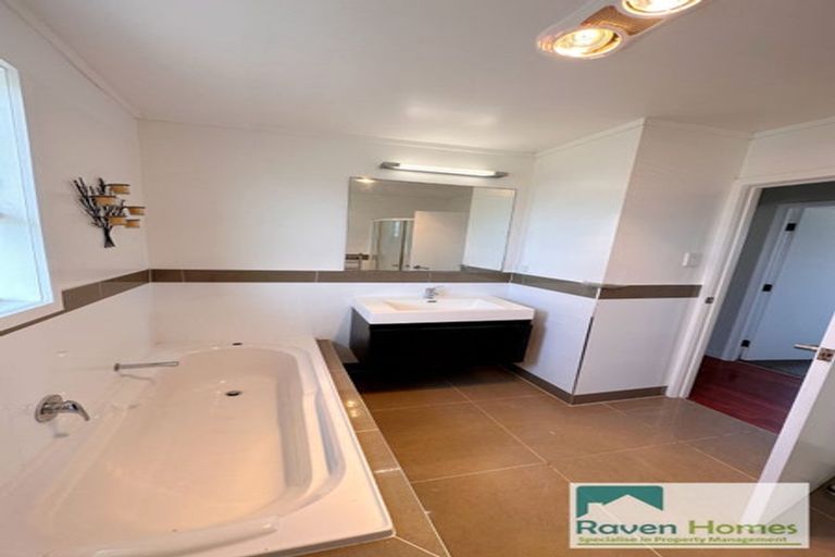 Photo of property in 92 Cascades Road, Pakuranga Heights, Auckland, 2010