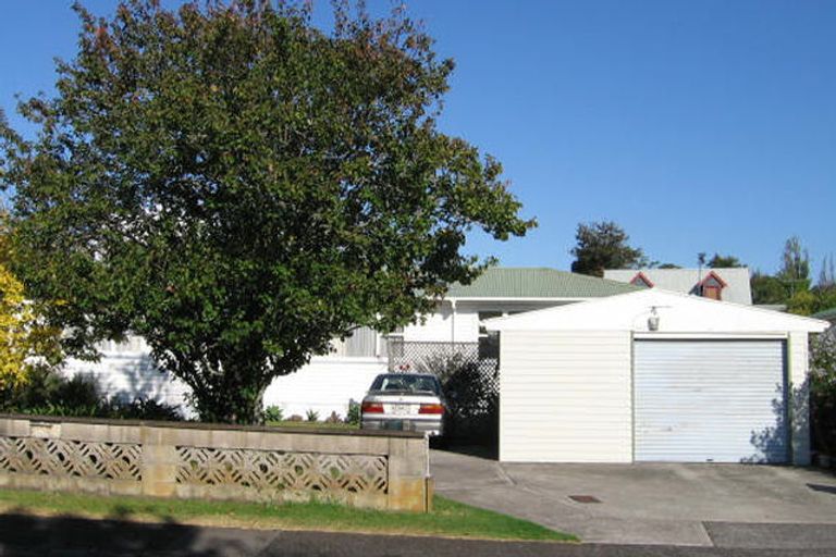 Photo of property in 10 Dolan Place, New Lynn, Auckland, 0600
