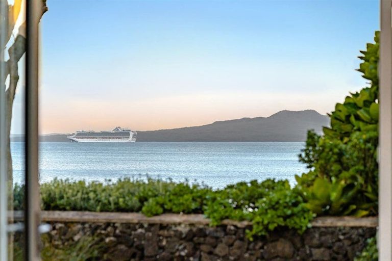 Photo of property in 27 Muritai Road, Milford, Auckland, 0620