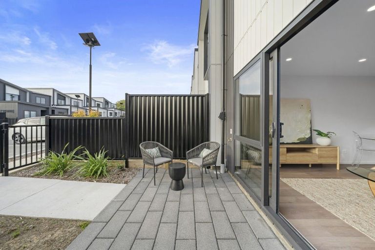 Photo of property in 2/4 Glenburn Road, Hobsonville, 0616