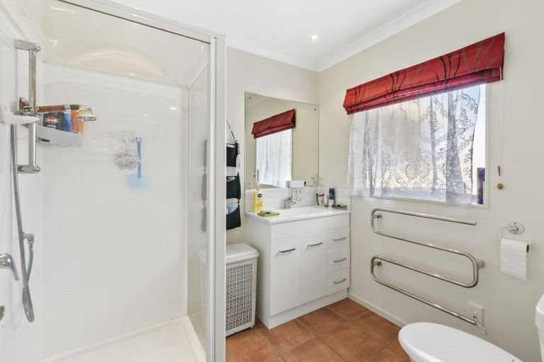 Photo of property in 10 Leanne Way, Waikanae Beach, Waikanae, 5036