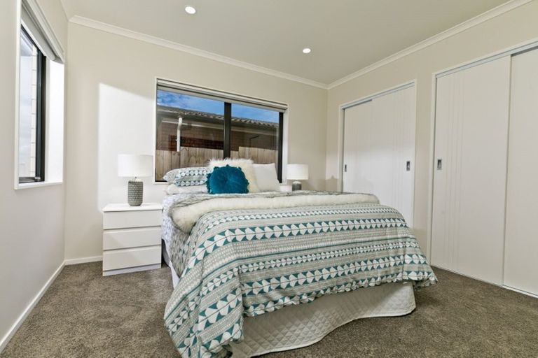 Photo of property in 4223d Great North Road, Glendene, Auckland, 0602