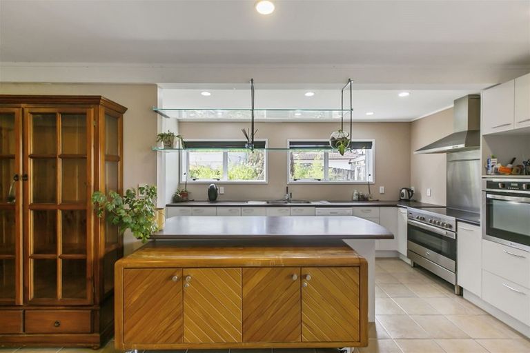 Photo of property in 9 Woodhouse Place, West Harbour, Auckland, 0618
