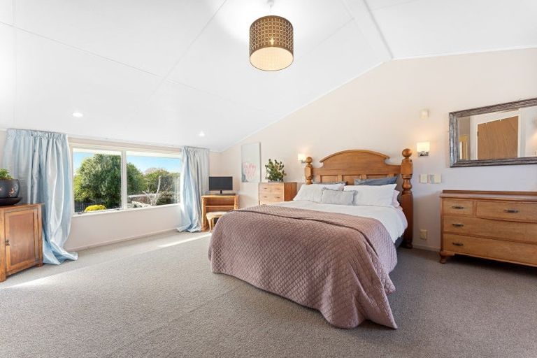 Photo of property in 19 Hillcrest Drive, Kelvin Grove, Palmerston North, 4414