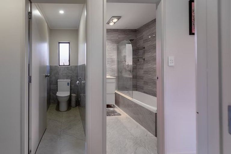 Photo of property in 1/13 Martin Place, Kelston, Auckland, 0602