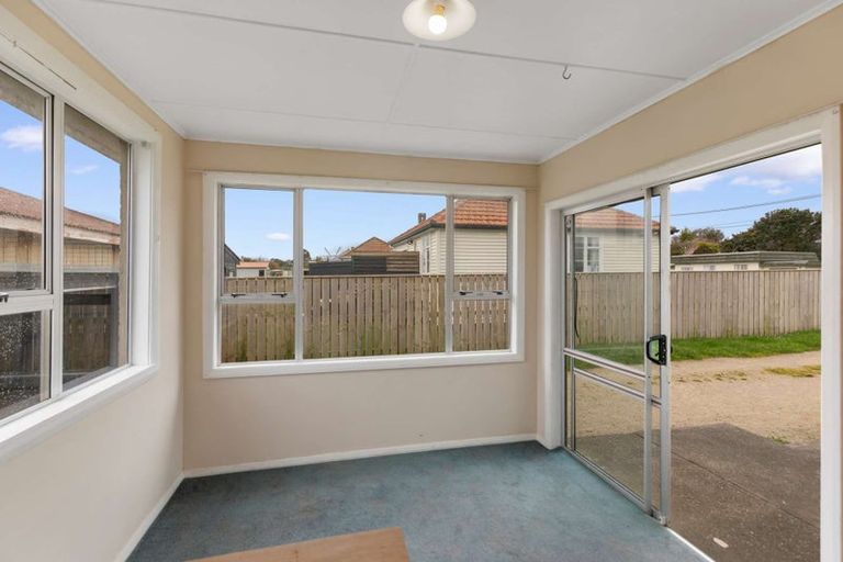 Photo of property in 27 Wilson Street, Waverley, 4510