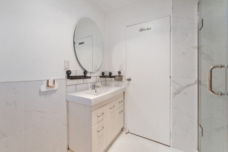 Photo of property in 33a Lilburn Crescent, Massey, Auckland, 0614