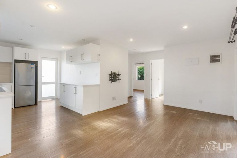 Photo of property in 4 Worthington Place, West Harbour, Auckland, 0618