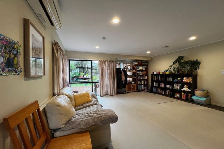 Photo of property in 2/21 Heathglen Place, Bayview, Auckland, 0629