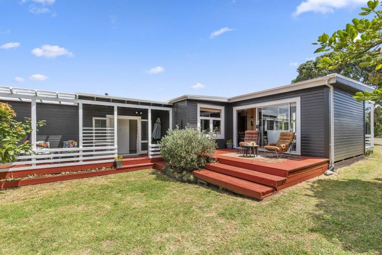 Photo of property in 16 Mahoe Street, Otaki Beach, Otaki, 5512