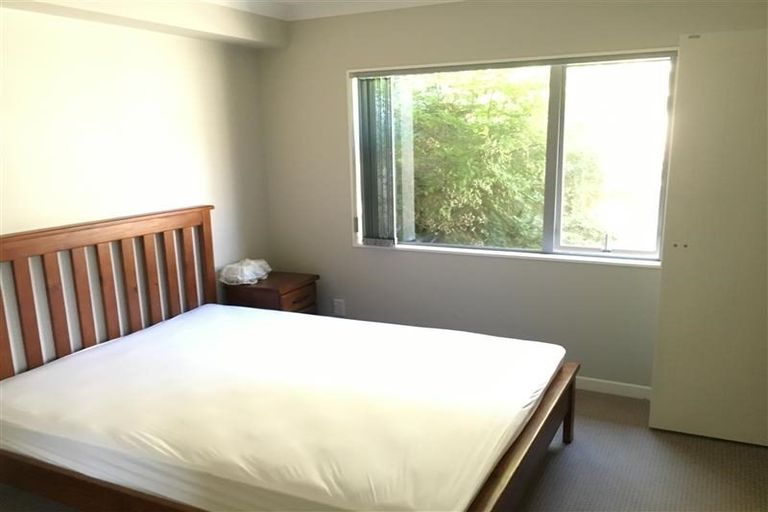 Photo of property in 12 Bintulu Place, Fairview Heights, Auckland, 0632