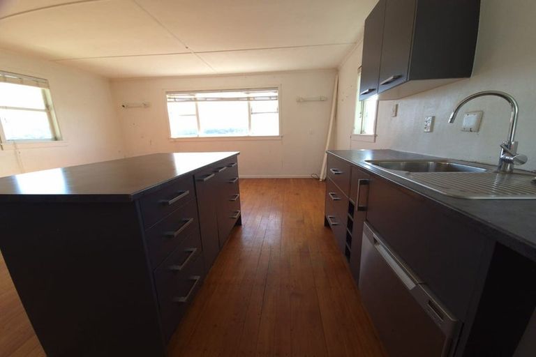 Photo of property in 37 Seaview Road, Paremata, Porirua, 5024