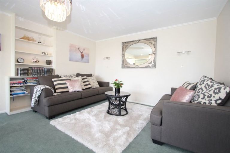 Photo of property in 8 Griffiths Grove, Newlands, Wellington, 6037