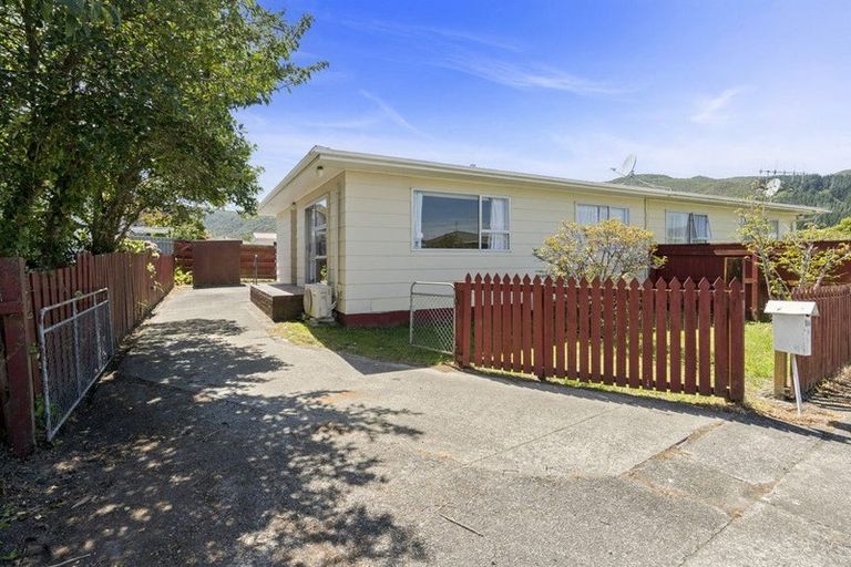 Photo of property in 293a Wellington Road, Wainuiomata, Lower Hutt, 5014