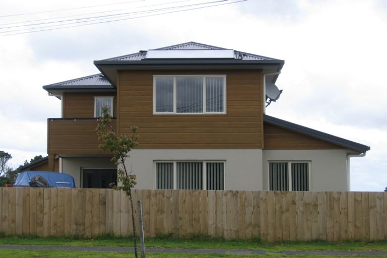 Photo of property in 1/39 Beach Haven Road, Beach Haven, Auckland, 0626