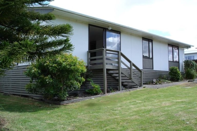 Photo of property in 1/4 Hanson Place, West Harbour, Auckland, 0618