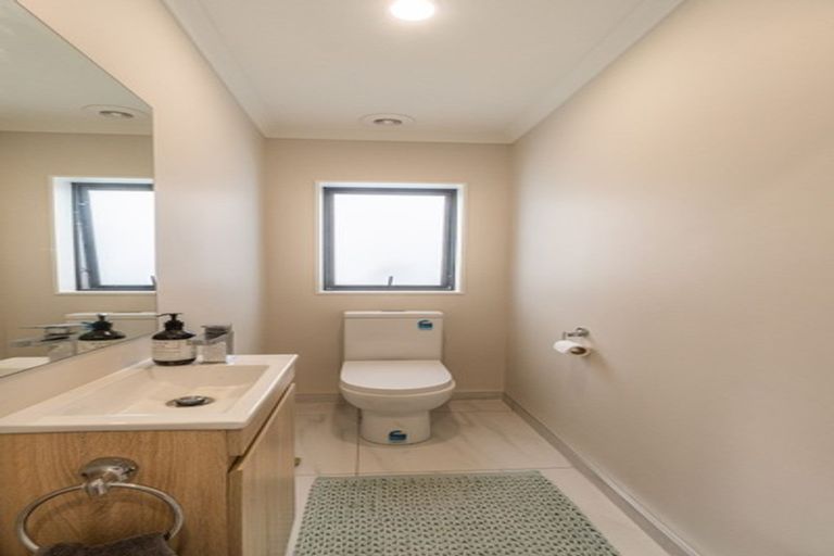 Photo of property in 8c Lumbarda Drive, Kumeu, 0810