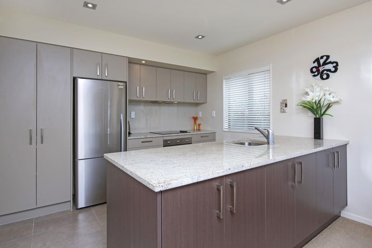 Photo of property in 50 Royalle Mews, Botany Downs, Auckland, 2010