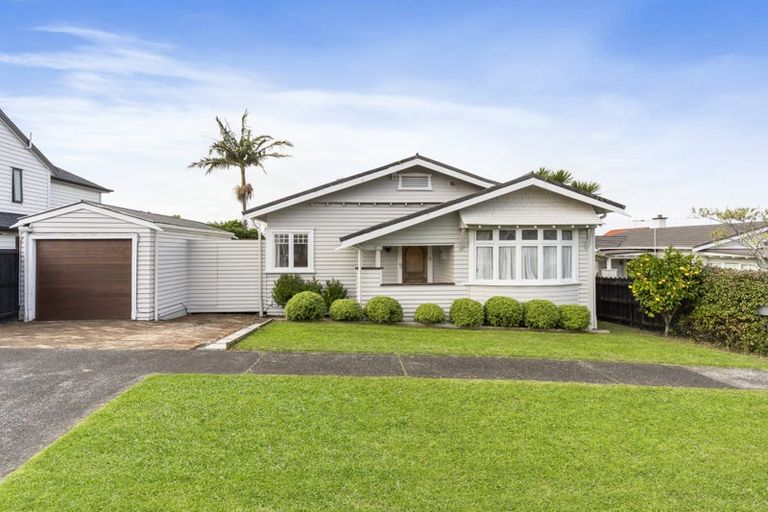 Photo of property in 2 Wernham Place, Northcote, Auckland, 0626