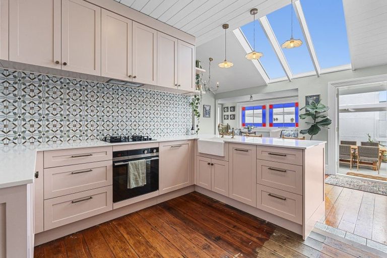 Photo of property in 18 Morley Street, New Plymouth, 4310