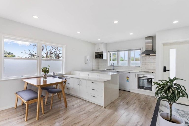 Photo of property in 692 East Coast Road, Pinehill, Auckland, 0632