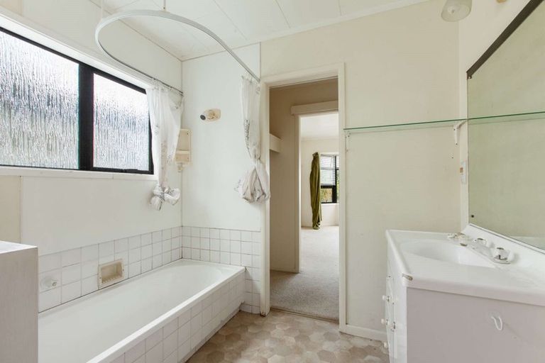 Photo of property in 2 Seaview Road, Cable Bay, 0420