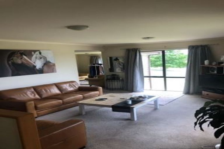 Photo of property in 2 Seamount Drive, Red Beach, 0932