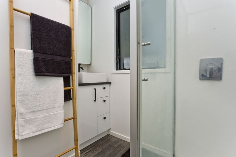 Photo of property in 1/16 Leiden Place, Totara Vale, Auckland, 0629