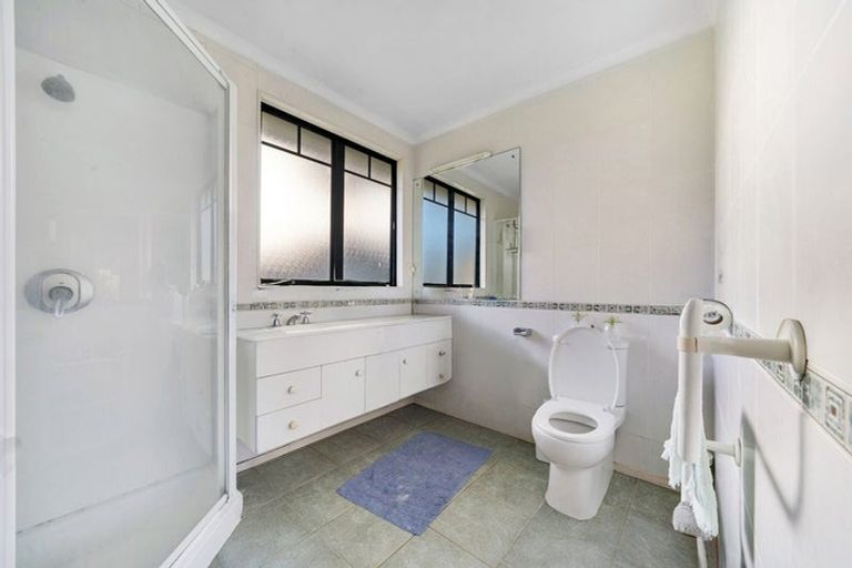 Photo of property in 13 De Havilland Drive, Goodwood Heights, Auckland, 2105