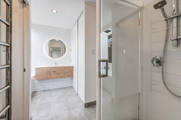 Photo of property in 2/20 Tawavale Crescent, Totara Vale, Auckland, 0629