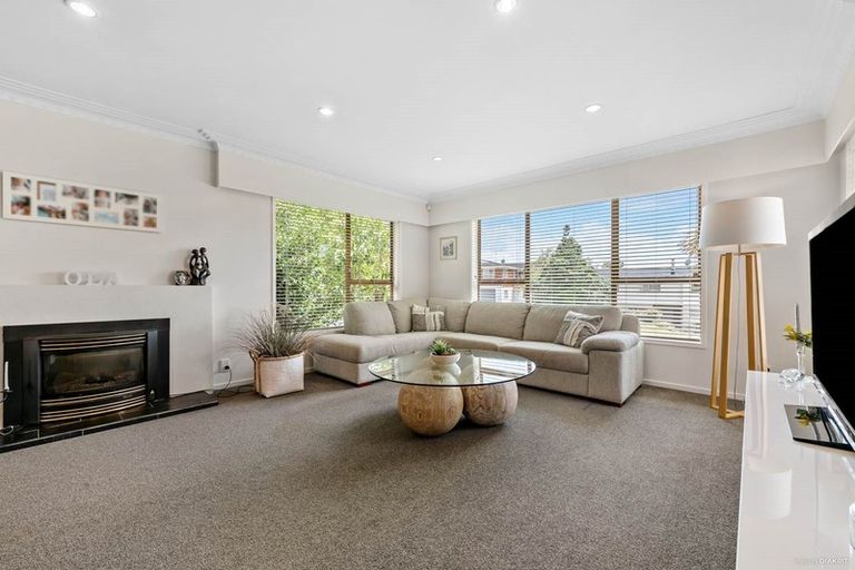 Photo of property in 27 Kurnell Drive, Botany Downs, Auckland, 2010